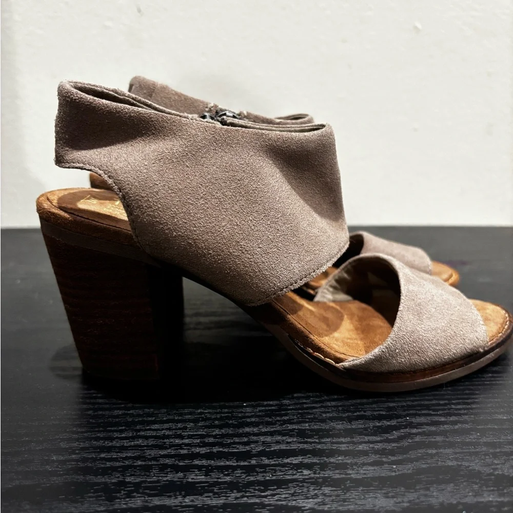 Toms Tan Heels with Minimalist Design - Picture 1 of 4